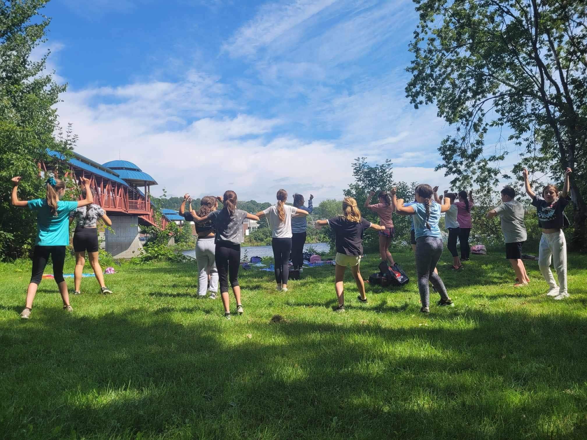 Danse au parc pendant le camp